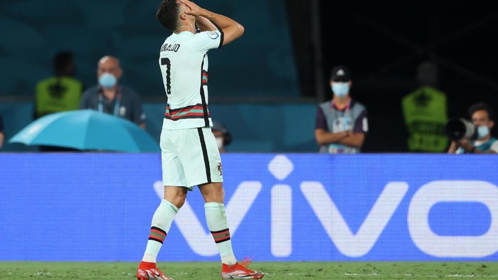 cristiano ronaldo timnas portugal euro 2020 euro 2021 piala eropa 2020 piala eropa 2021 belgia vs portugal SEVILLE, SPAIN - JUNE 27: Cristiano Ronaldo of Portugal looks dejected following defeat in the UEFA Euro 2020 Championship Round of 16 match between Belgium and Portugal at Estadio La Cartuja on June 27, 2021 in Seville, Spain. (Photo by Alexander Hassenstein/Getty Images)