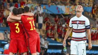 Belgia bikin Portugal kalah, Ronaldo pun tampak sangat kecewa. (Foto: AP/Lluis Gene)