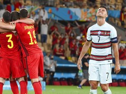 Belgia bikin Portugal kalah, Ronaldo pun tampak sangat kecewa. (Foto: AP/Lluis Gene)