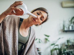 Cuci Hidung dengan Larutan Garam di Tengah Lonjakan COVID-19, Amankah?