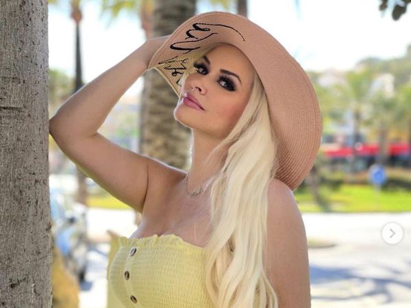 8 Foto Penyanyi Cantik Edit Foto Topless Jadi Pakai Baju, Diserang Netizen