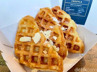 Krenyes Manis! Croffle Dicocol Saus Mapple dan Choco Crunch