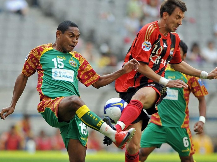 Damjanovic Dejan (R) of South Koreas FC Seoul and Mchammad Mauly Lessy (L) of Indonesias Sriwijaya fight for the ball during a preliminary football match of the AFC Champions League in Seoul on May 5, 2009. FC Seoul won the match 5-1. AFP PHOTO/JUNG YEON-JE (Photo by JUNG YEON-JE / AFP)