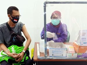 121 Driver Ojol dan 10 Taksol di Mojokerto Ikuti Vaksinasi Massal