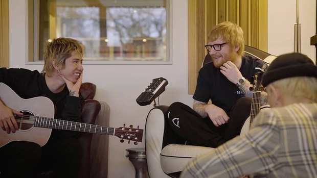 Ed Sheeran bersama vokalis band One Ok Rock, Taka, saat mempersiapkan lagu kolaborasi berjudul Renegades.