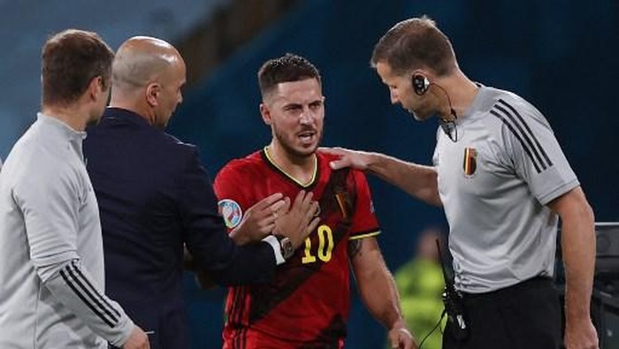 Belgiums midfielder Eden Hazard is substituted by Belgiums Spanish coach Roberto Martinez (2L) during the UEFA EURO 2020 round of 16 football match between Belgium and Portugal at La Cartuja Stadium in Seville on June 27, 2021. (Photo by Julio Munoz / POOL / AFP)