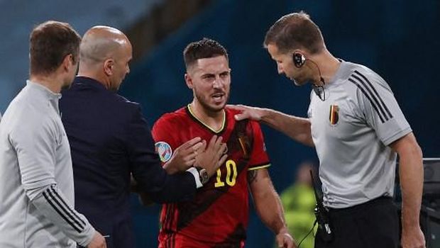 Belgium's midfielder Eden Hazard is substituted by Belgium's Spanish coach Roberto Martinez (2L) during the UEFA EURO 2020 round of 16 football match between Belgium and Portugal at La Cartuja Stadium in Seville on June 27, 2021. (Photo by Julio Munoz / POOL / AFP)