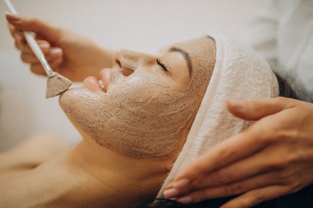 Eksfoliasi fisik seperti scrub wajah bisa berisiko merusak kulit