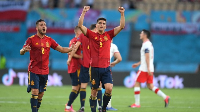 SEVILLE, SPAIN - JUNE 19: Koke and Gerard Moreno of Spain celebrate their sides first goal scored by team mates Alvaro Morata (not pictured) during the UEFA Euro 2020 Championship Group E match between Spain and Poland at Estadio La Cartuja on June 19, 2021 in Seville, Spain. (Photo by David Ramos/Getty Images)