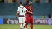 Selepas laga, Lukaku dan Ronaldo saling menghampiri. (Foto: Getty Images/Thanassis Stavrakis - Pool)