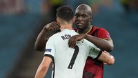 Kedua bomber dari ini saling memberikan pelukan dan menegaskan bahwa rivalitas cuma ada di lapangan selama 90 menit. (Foto: Getty Images/Thanassis Stavrakis - Pool)