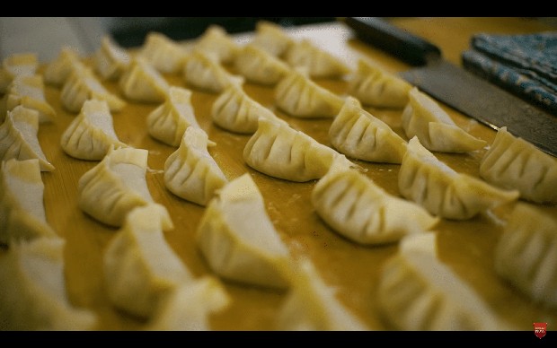 Foto: youtube.com/arnoldpoernomo/ Cara membuat isi gyoza.