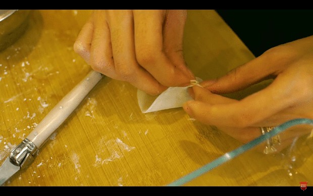 Foto: youtube.com/arnoldpoernomo/ Cara melipat ujung gyoza.