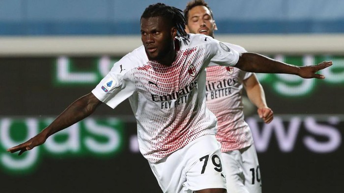 BERGAMO, ITALY - MAY 23: Franck Kessie of AC Milan celebrates his second goal during the Serie A match between Atalanta BC and AC Milan at Gewiss Stadium on May 23, 2021 in Bergamo, Italy. Sporting stadiums around Italy remain under strict restrictions due to the Coronavirus Pandemic as Government social distancing laws prohibit fans inside venues resulting in games being played behind closed doors.  (Photo by Marco Luzzani/Getty Images)