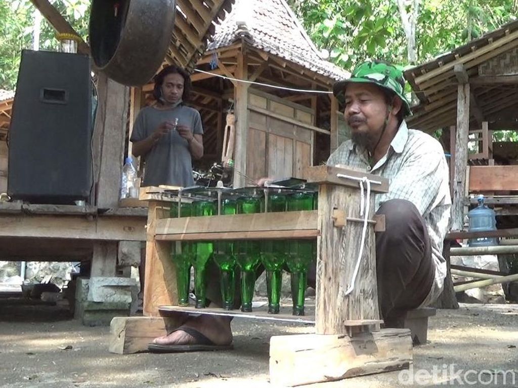Seniman di Pacitan Kembangkan Gamelan Berbahan Kaca Seniman di Pacitan Kembangkan Gamelan Berbahan Kaca
