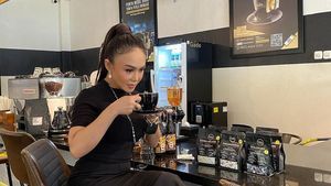 Gaya Keren Yuni Shara Saat Ngopi di Kafe dan Bareng Susi Pudjiastuti