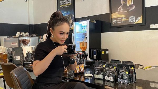 Gaya Keren Yuni Shara Saat Ngopi di Kafe dan Bareng Susi Pudjiastuti