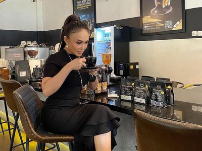 Gaya Keren Yuni Shara Saat Ngopi di Kafe dan Bareng Susi Pudjiastuti