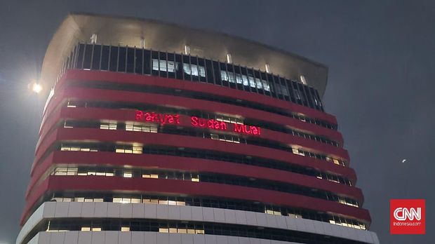 Gerakan #BersihkanIndonesia menggelar aksi teatrikal dengan menembakkan laser ke Gedung Merah Putih KPK, Senin (28/6). Laser tersebut berisikan pesan perlawanan yang berisi: 'Berani Jujur Pecat', 'Berhenti Membual, Rakyat Sudah Mual', 'Mosi Tidak Percaya', dll.