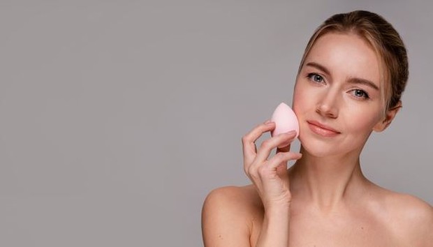 Holding a Make Up Sponge (freepik.com)