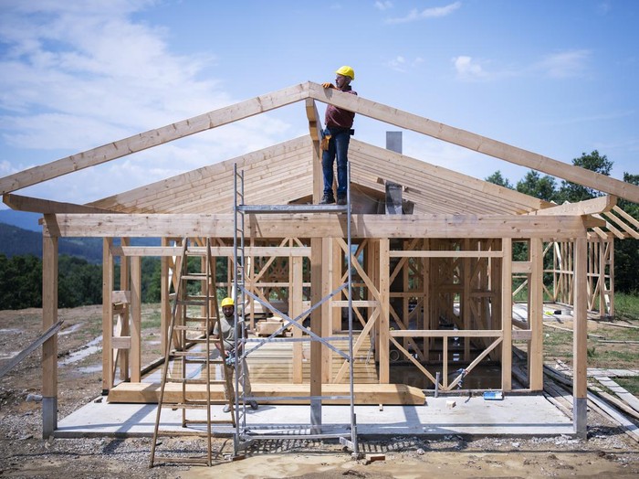 Ilustrasi bangkit rumah Builders working on wooden construction site, terbaru wooden house.