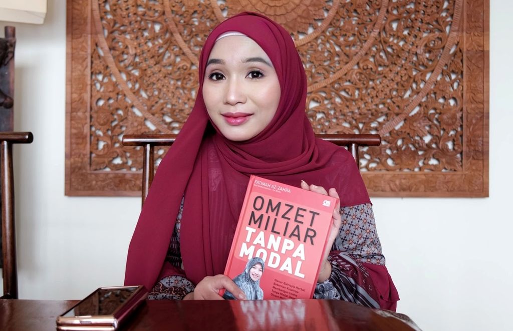 Seorang miliarder muda ini bernama Fatimah Az Zahra, videonya sempat viral dan banjir komentar karena perjuangannya hingga menjadi seperti sekarang.Pengusaha yang kini menyandang gelar miliarder tanpa modal itu kini sampai bisa mengendorse artis papan atas.