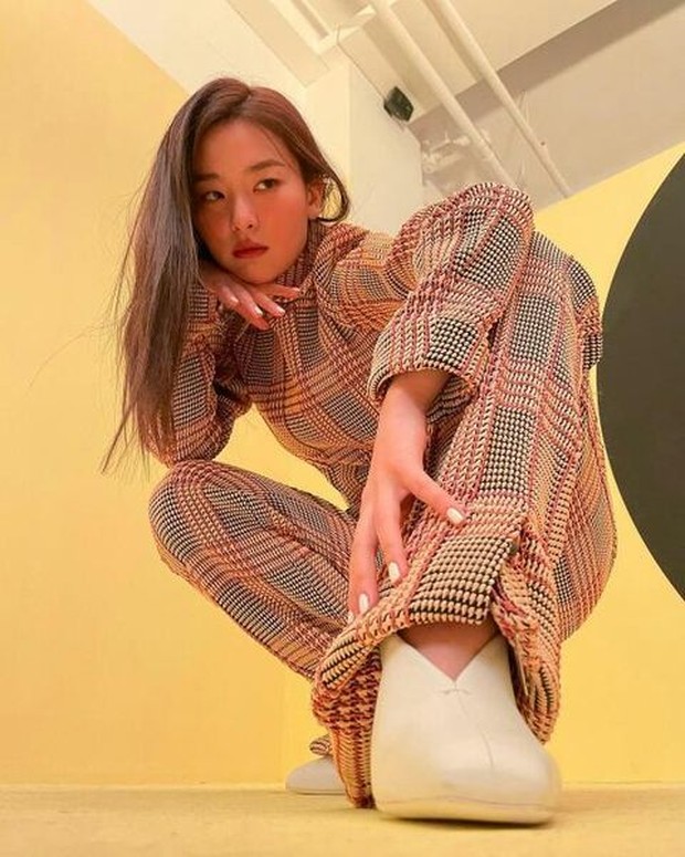 Seulgi memakai sepatu dari brand mewah Ferragamo.