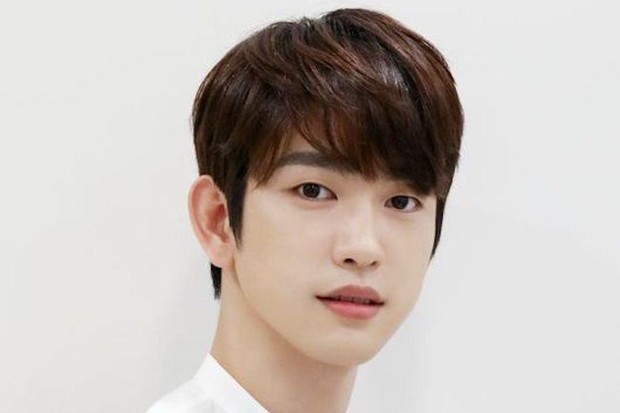 Jinyoung mengikuti jejak seniornya yaitu Taecyeon dan Suzy