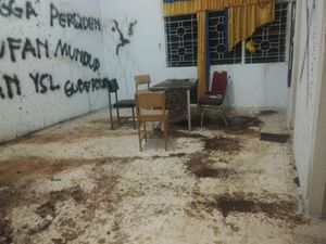 Kantor Golkar Sinjai Diserang, Dinding Dicoret-Kursi Patah