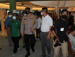 Minat Vaksinasi Tinggi, Polisi di Pekanbaru Jemput Bola ke Rumah Warga