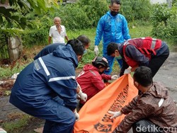 Motor Pindah Jalur Mendadak, Pasutri di Surabaya Tewas Tertabrak Pikap