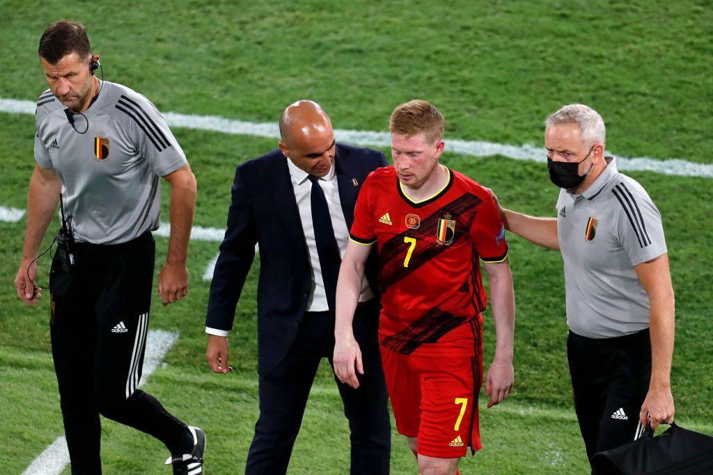 SEVILLE, SPAIN - JUNE 27: Roberto Martinez, Head Coach of Belgium consoles Kevin De Bruyne of Belgium as he leaves the pitch after suffering an injury during the UEFA Euro 2020 Championship Round of 16 match between Belgium and Portugal at Estadio La Cartuja on June 27, 2021 in Seville, Spain. (Photo by Jose Manuel Vidal - Pool/Getty Images)
