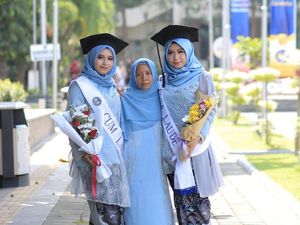 Kisah Buruh Emping Melinjo yang Hantarkan 2 Putrinya Wisuda Cumlaude Kisah Buruh Emping Melinjo yang Hantarkan 2 Putrinya Wisuda Cumlaude