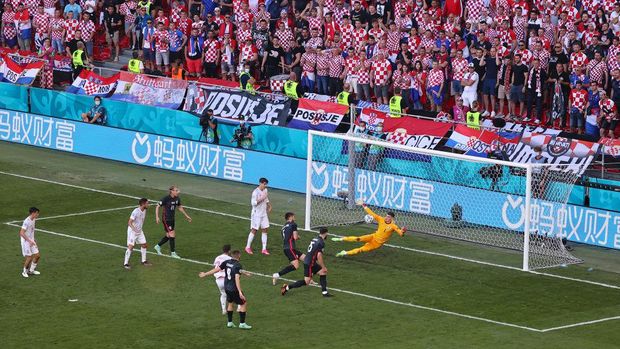 Kroasia Vs Spanyol COPENHAGEN, DENMARK - JUNE 28: Pablo Sarabia of Spain scores their side's first goal past Dominik Livakovic of Croatia during the UEFA Euro 2020 Championship Round of 16 match between Croatia and Spain at Parken Stadium on June 28, 2021 in Copenhagen, Denmark. (Photo by Wolfgang Rattay - Pool/Getty Images)