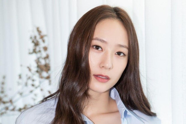 Idol kpop yang fokus berakting adalah Krystal