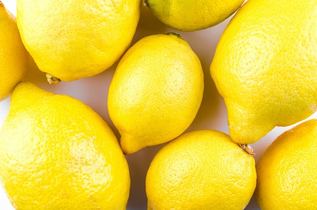 Lemon memiliki tingkat keasaman yang tinggi, jika air perasan lemon langsung dioleskan pada wajah maka mengakibatkan luka bakar dan iritasi.