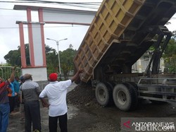 24 Anggota DPRD Mimika 2014-2019 Tutup Kantor Dewan Minta Diaktifkan Lagi
