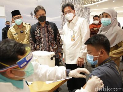 Momen Menkes Tinjau Vaksinasi Massal di Trans Studio Cibubur