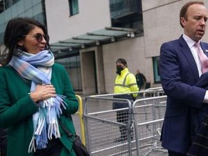 Fakta-fakta Menkes Inggris Mundur Usai Berciuman dengan Direktur Depkes Fakta-fakta Menkes Inggris Mundur Usai Berciuman dengan Direktur Depkes