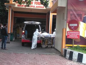 Suasana Antrean Jenazah Pasien COVID-19 di RSUD Purwakarta Suasana Antrean Jenazah Pasien COVID-19 di RSUD Purwakarta