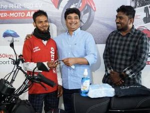 Semangat Antar Pesanan saat Hujan Deras, Pengantar Makanan Ini Dihadiahi Motor