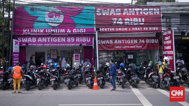 Warga mengantre untuk melakukan pemeriksaan swab antigen di klinik dan laboratorium, di kawasan Warung Buncit, Jakarta Selatan, Senin (28/6/2021). CNN Indonesia/Adi Maulana