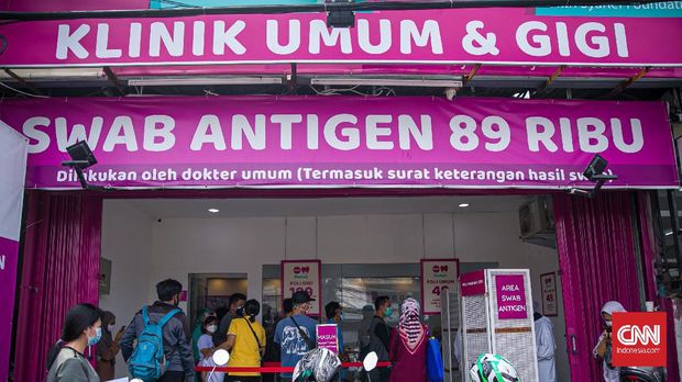 Warga mengantre untuk melakukan pemeriksaan swab antigen di klinik dan laboratorium, di kawasan Warung Buncit, Jakarta Selatan, Senin (28/6/2021). CNN Indonesia/Adi Maulana