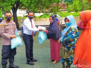 Paket Sembako Dibagikan ke Warga Terdampak COVID-19 Paket Sembako Dibagikan ke Warga Terdampak COVID-19