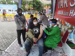 Urus SIM di Gresik Dapat Vaksinasi Gratis