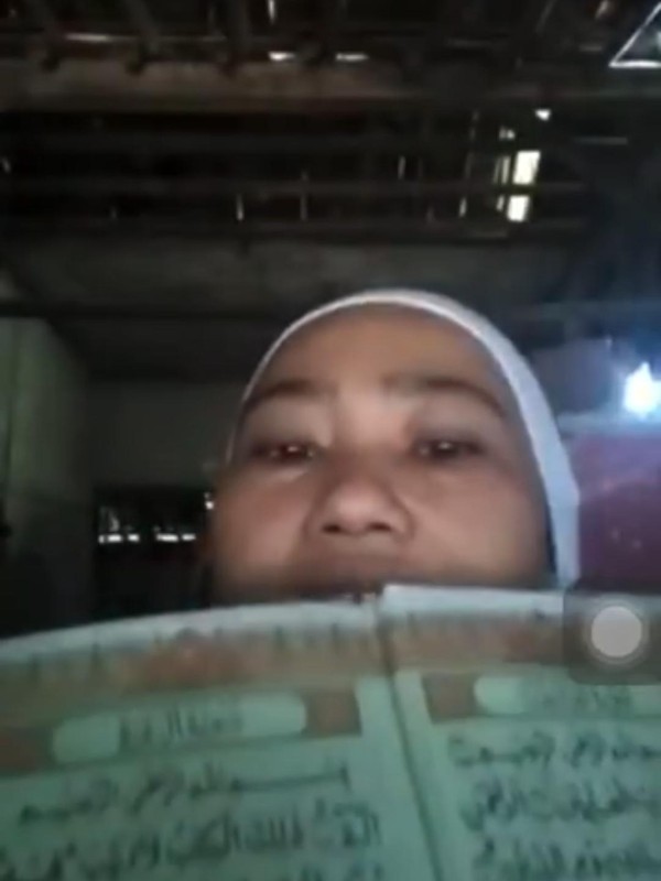Potongan gambar video viral berisi perempuan menghina Al-Quran dan membakar bendera Merah Putih. (Tangkapan layar)