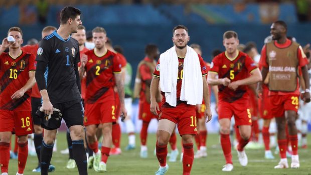 SOCCER-EURO-BEL-POR/REPORT Soccer Football - Euro 2020 - Round of 16 - Belgium v Portugal - La Cartuja Stadium, Seville, Spain - June 27, 2021 Belgium's Thibaut Courtois, Eden Hazard and teammates celebrate after the match Pool via REUTERS/Marcelo Del Pozo
