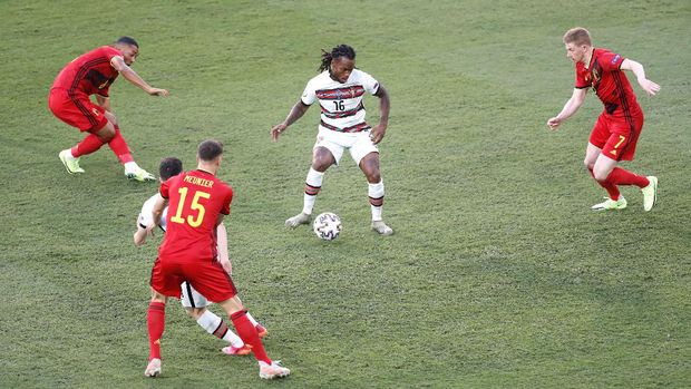 Soccer Football - Euro 2020 - Round of 16 - Belgium v Portugal - La Cartuja Stadium, Seville, Spain - June 27, 2021 Portugal's Renato Sanches in action with Belgium's Kevin De Bruyne Pool via REUTERS/Jose Manuel Vidal