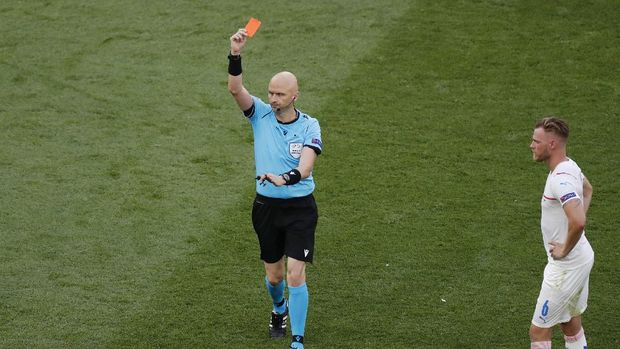 Soccer Football - Euro 2020 - Round of 16 - Netherlands v Czech Republic - Puskas Arena, Budapest, Hungary - June 27, 2021 Netherlands' Matthijs de Ligt is shown a red card by referee Sergei Karasev Pool via REUTERS/Laszlo Balogh