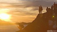 Tak Ada Lawan Indahnya Sunrise di Bromo